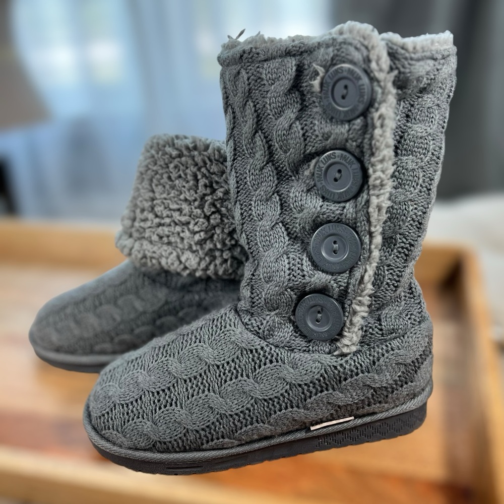 Muk Luks Cozy size 7 in grey